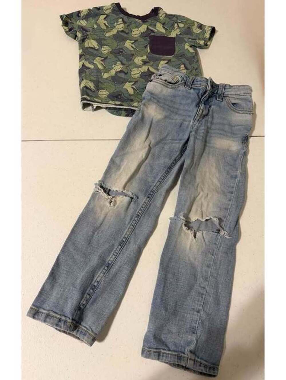 Cat & Jack Size 5 Dinosaur T-Shirt and Distressed Jeans